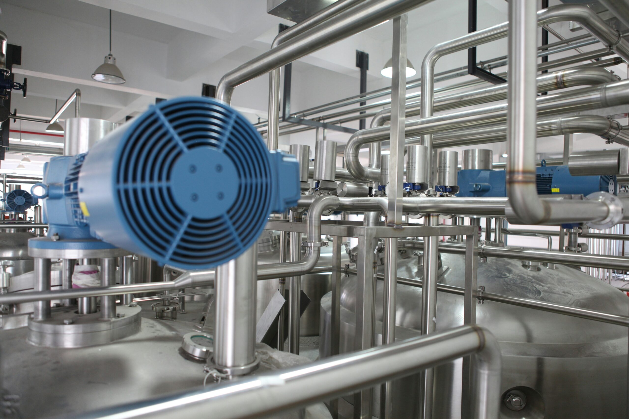 tuyauteries en inox dans une usine