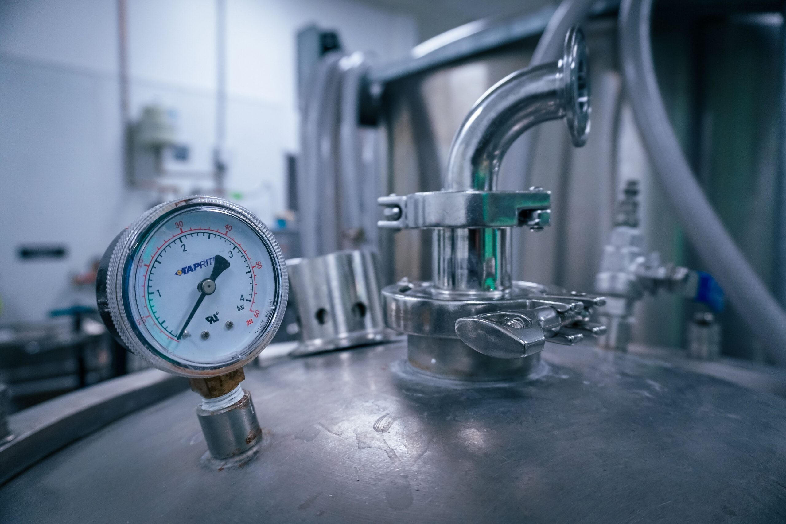 Manomètre-sur-cuve-inox Manomètre à cadran monté sur une cuve en acier inoxydable avec raccords clamp