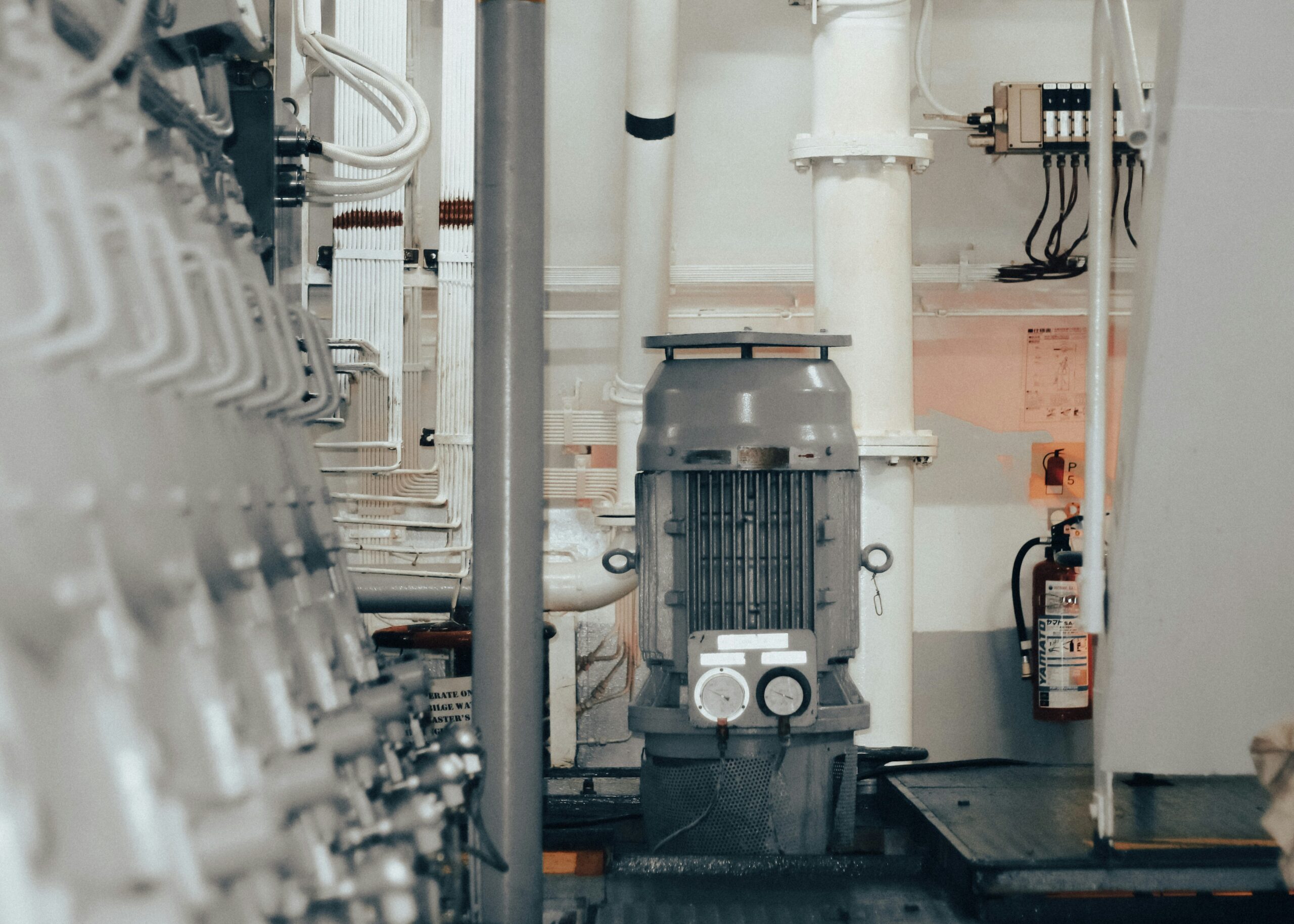 Pompe installée dans une salle des machines industrielle