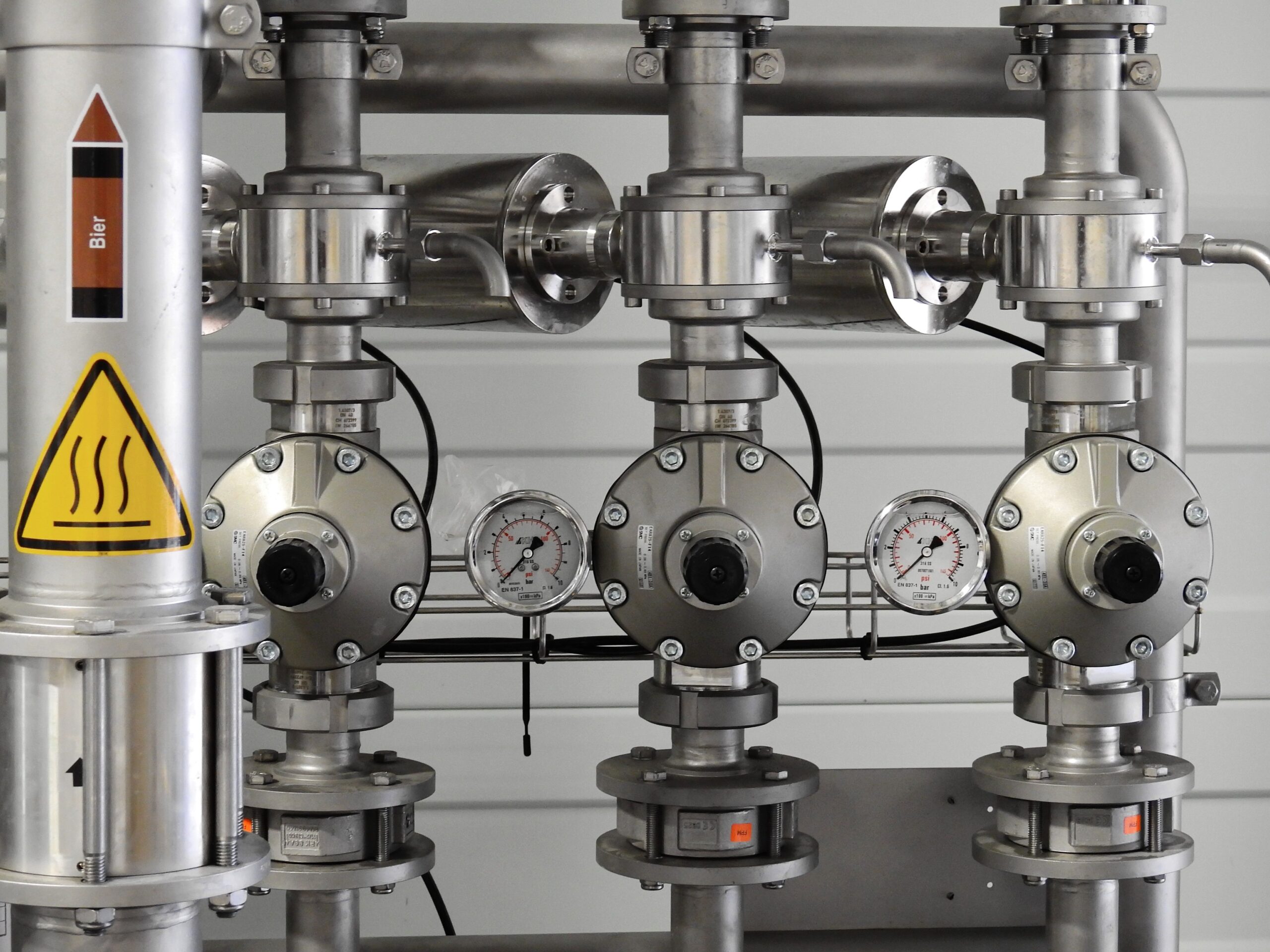 Tuyauteries en inox équipées de vannes et de manomètres