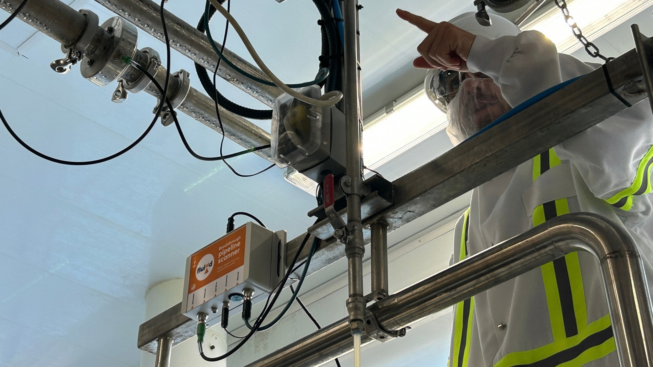 Capteur SCAN42 et son boîtier électronique installés sur une ligne de process