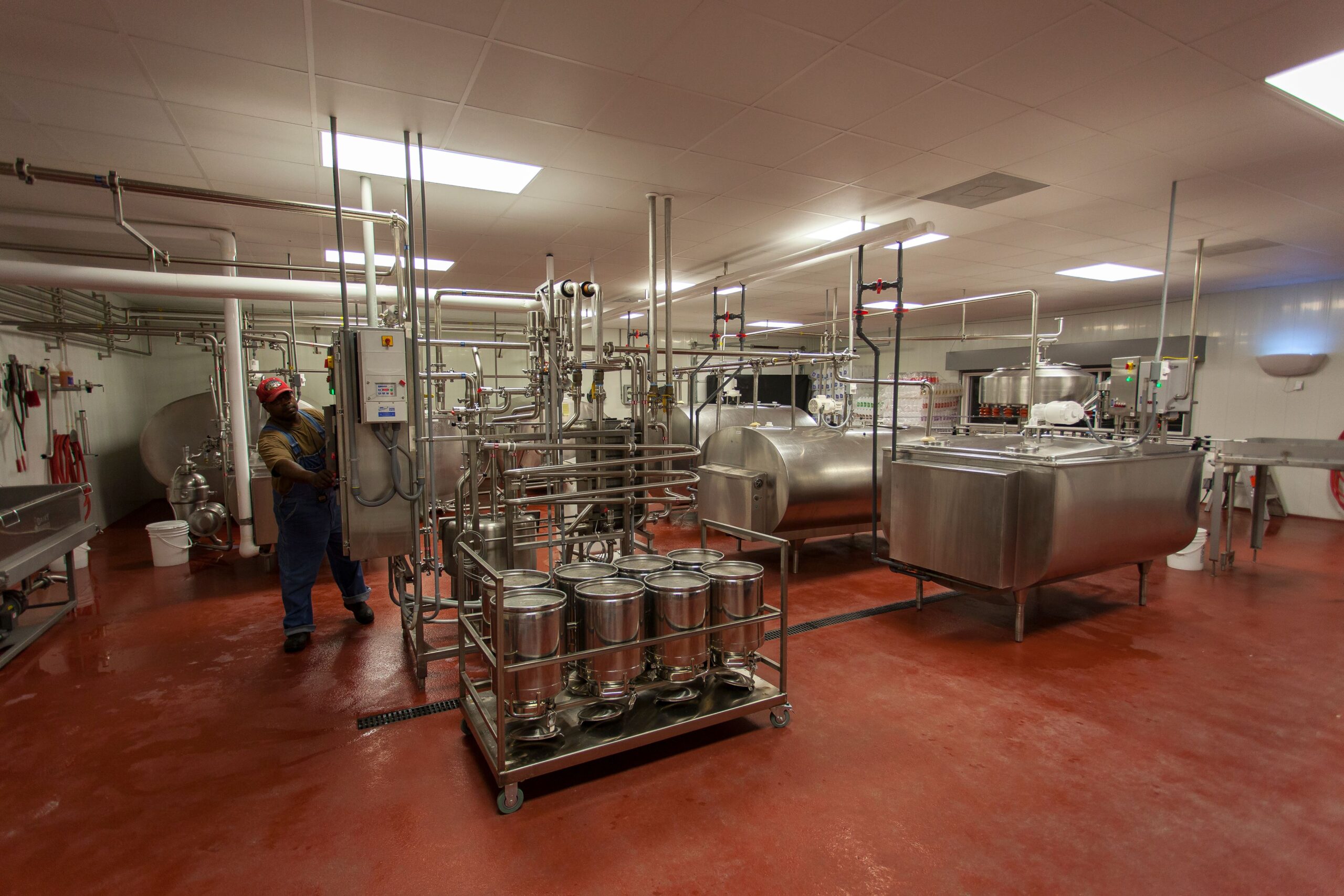 Salle de transformation laitière avec cuves et tuyauteries en inox