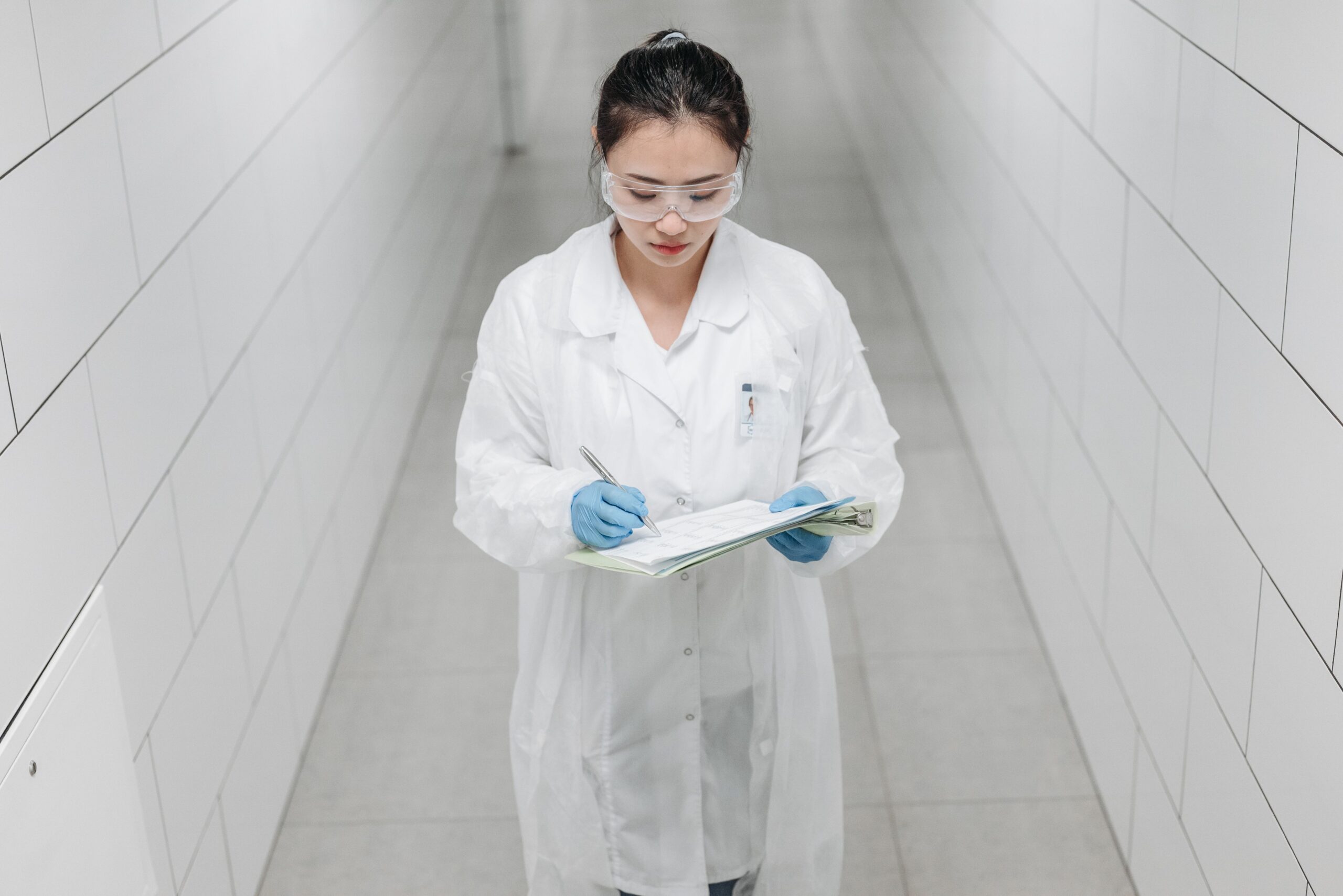 femme-de-laboratoire Technicienne en blouse et lunettes de protection