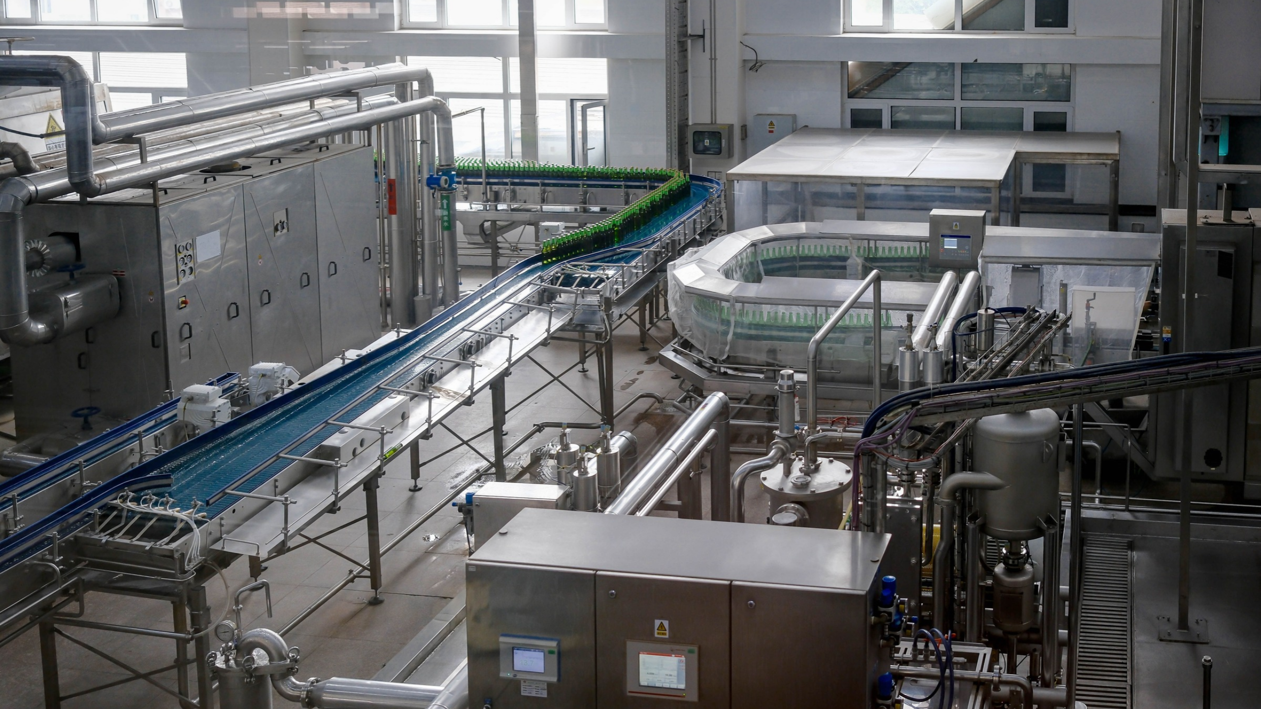 Ligne d'embouteillage automatisée dans une usine de boissons