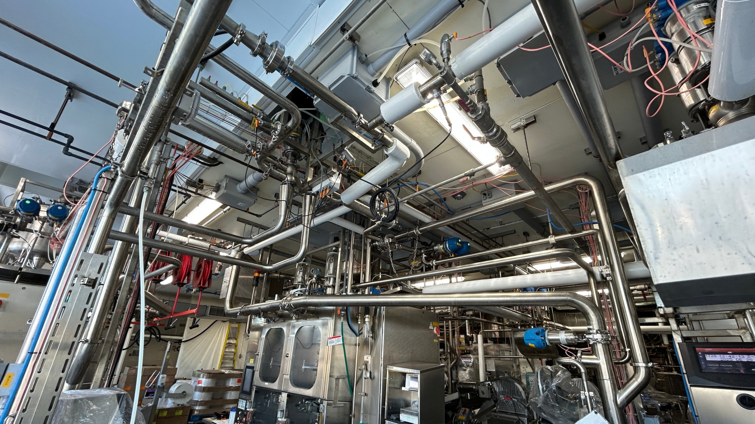 Tuyauteries et vannes en inox d'une installation de process agroalimentaire